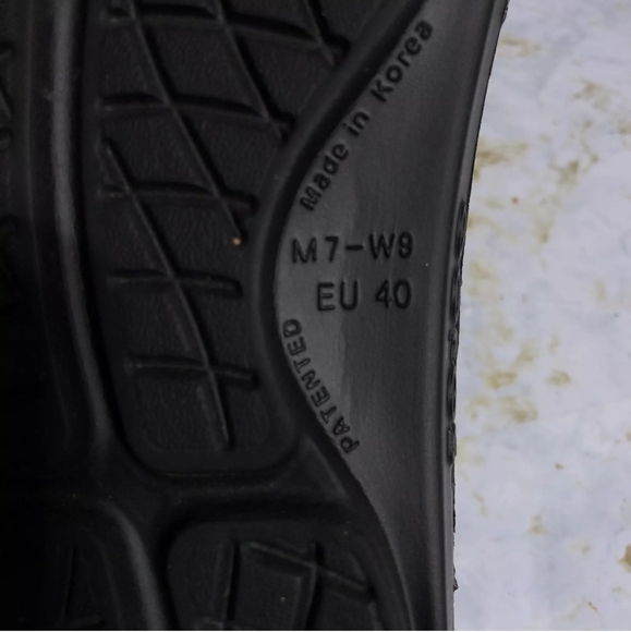 Oefos Comfort Slides Men's size 7 Women's Size 9 Black #W9 - Picture 8 of 8